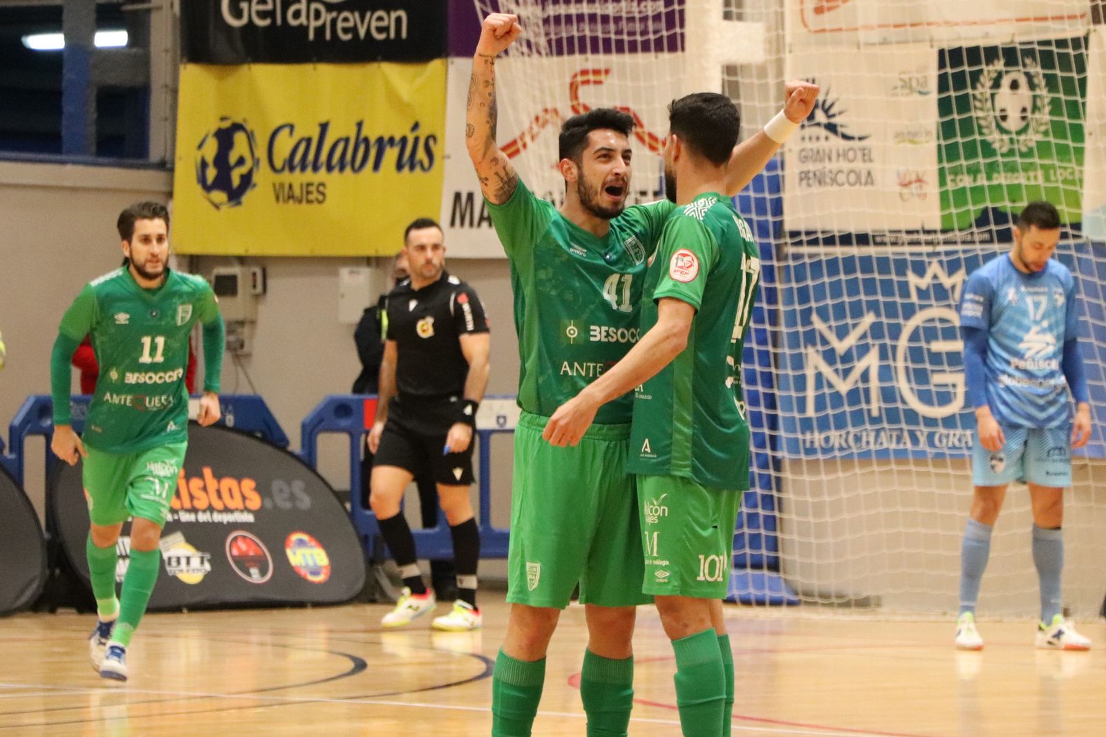 Los universitarios celebran el triunfo en Peñíscola.