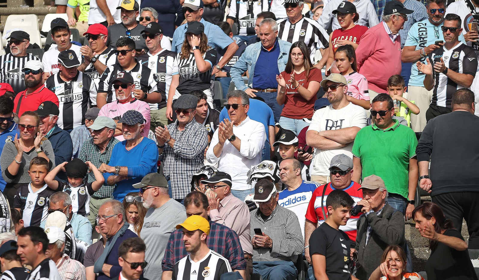 Fotos de la afición durante el Balona - Talavera en el estadio municipal de La Línea