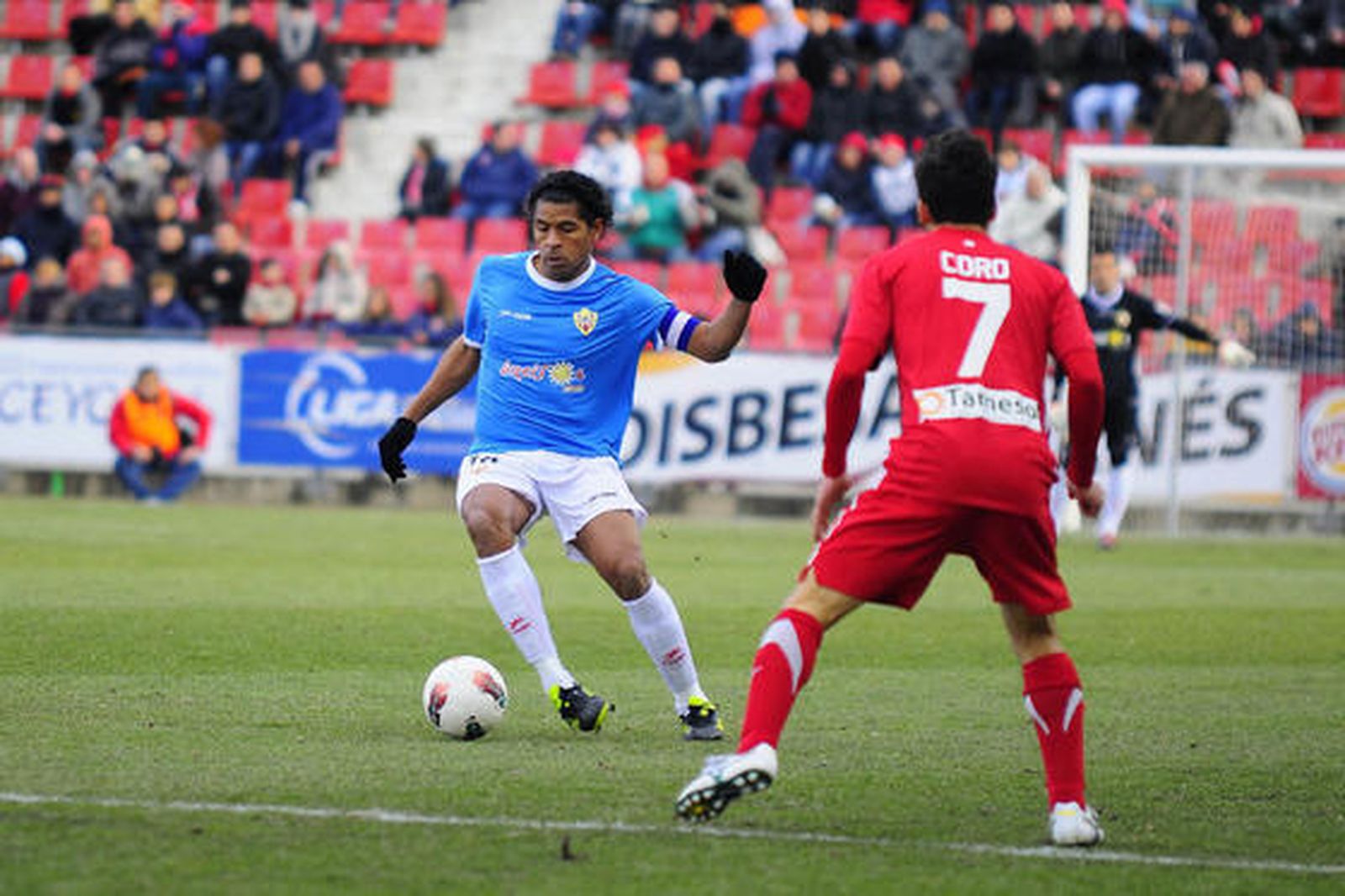 Silva lanza un pase ante Coro. / LOF