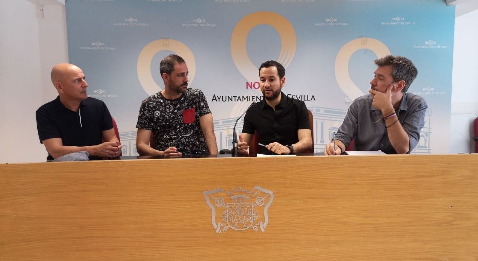 Daniel González Rojas, acompañado del secretario general de FACUA  en Sevilla, Jordi Castilla; el responsable institucional de CCOO Sevilla, Jorge Lebrón y el responsable de Comercio de UGT Sevilla, Alberto Luis Martínez Martín.
