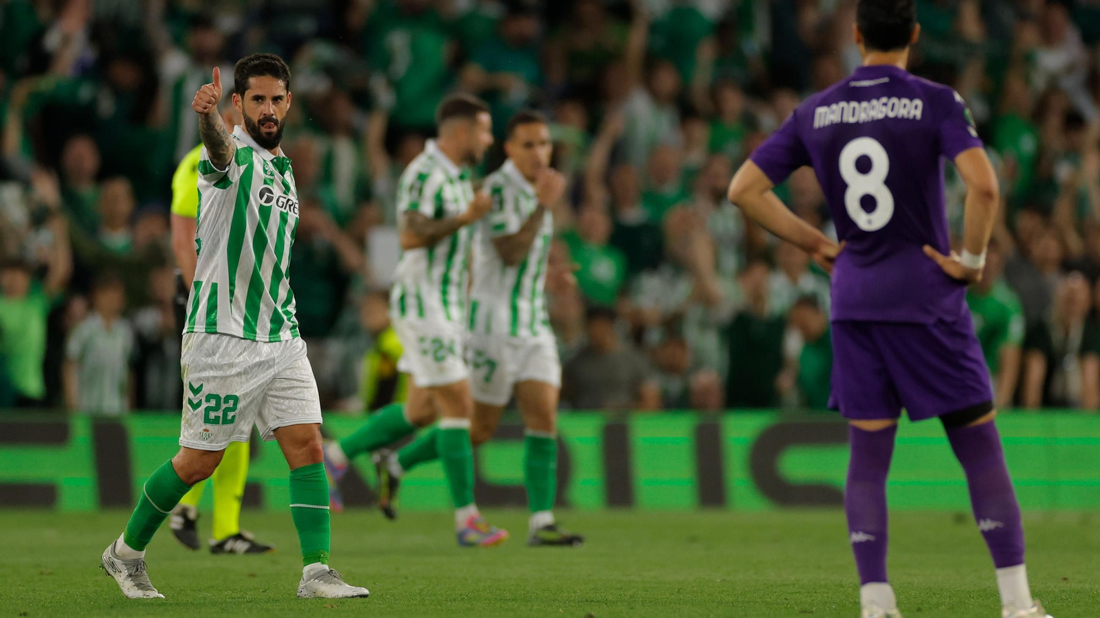 Isco hace un gesto de aprobación al banquillo durante el partido ante la Fiorentina.