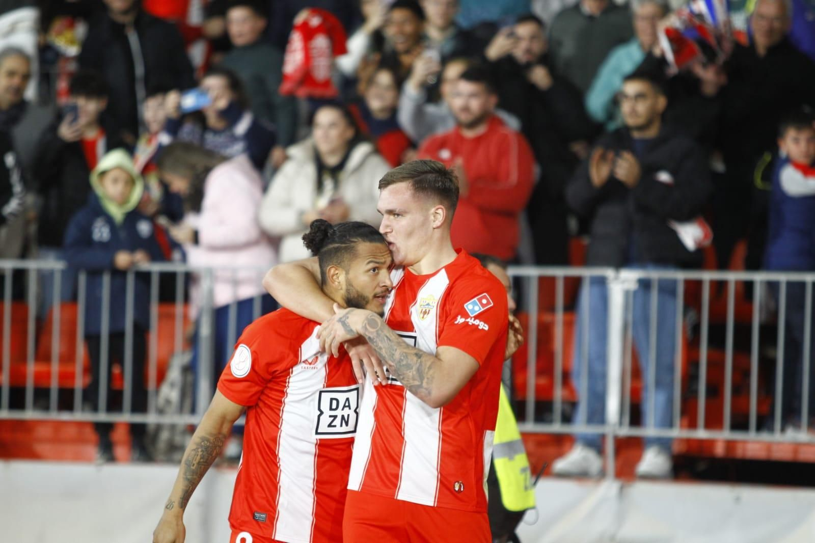 Marezi celebra con Suárez el 2-1 ante el Sevilla, con asistencia del serbio al colombiano
