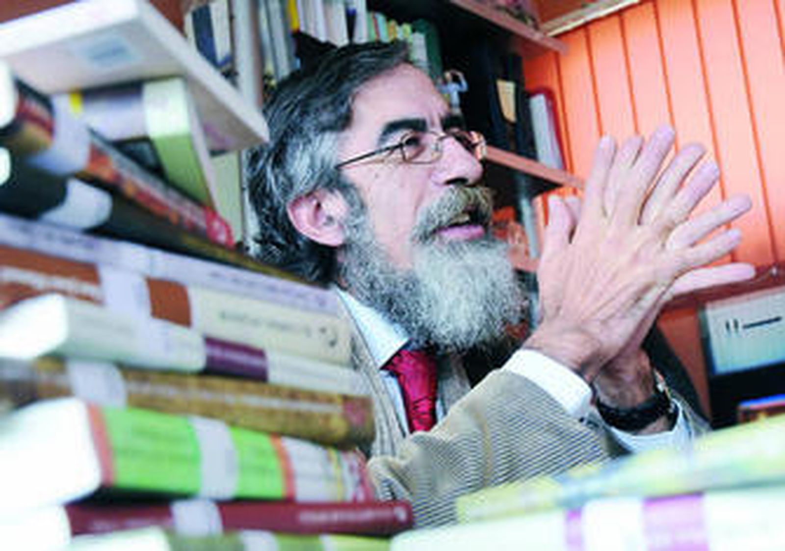 Manuel Iglesias, en su despacho de Extramuros en el Polígono Pisa.