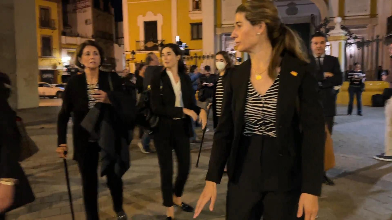 Tensión en la exhumación de Queipo de Llano entre familiares y representantes de asociaciones memorialistas.