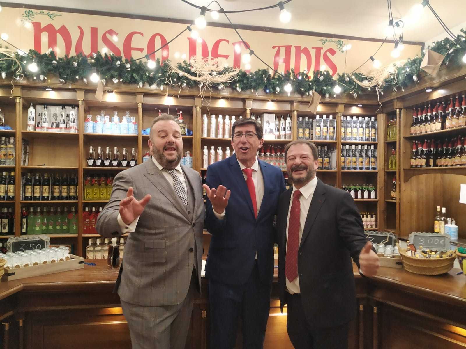 Anselmo Córdoba (i) posa con el consejero Juan Marín (c).