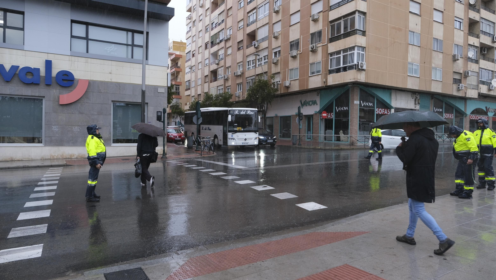 Los almerienses expresan su alegría por la lluvia