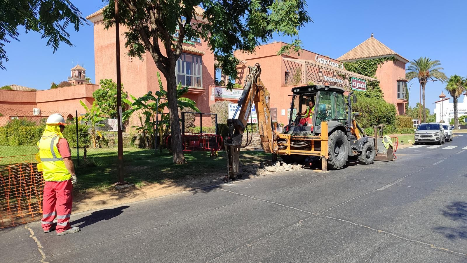 Las máquinas trabajando en las aceras de Islantilla.