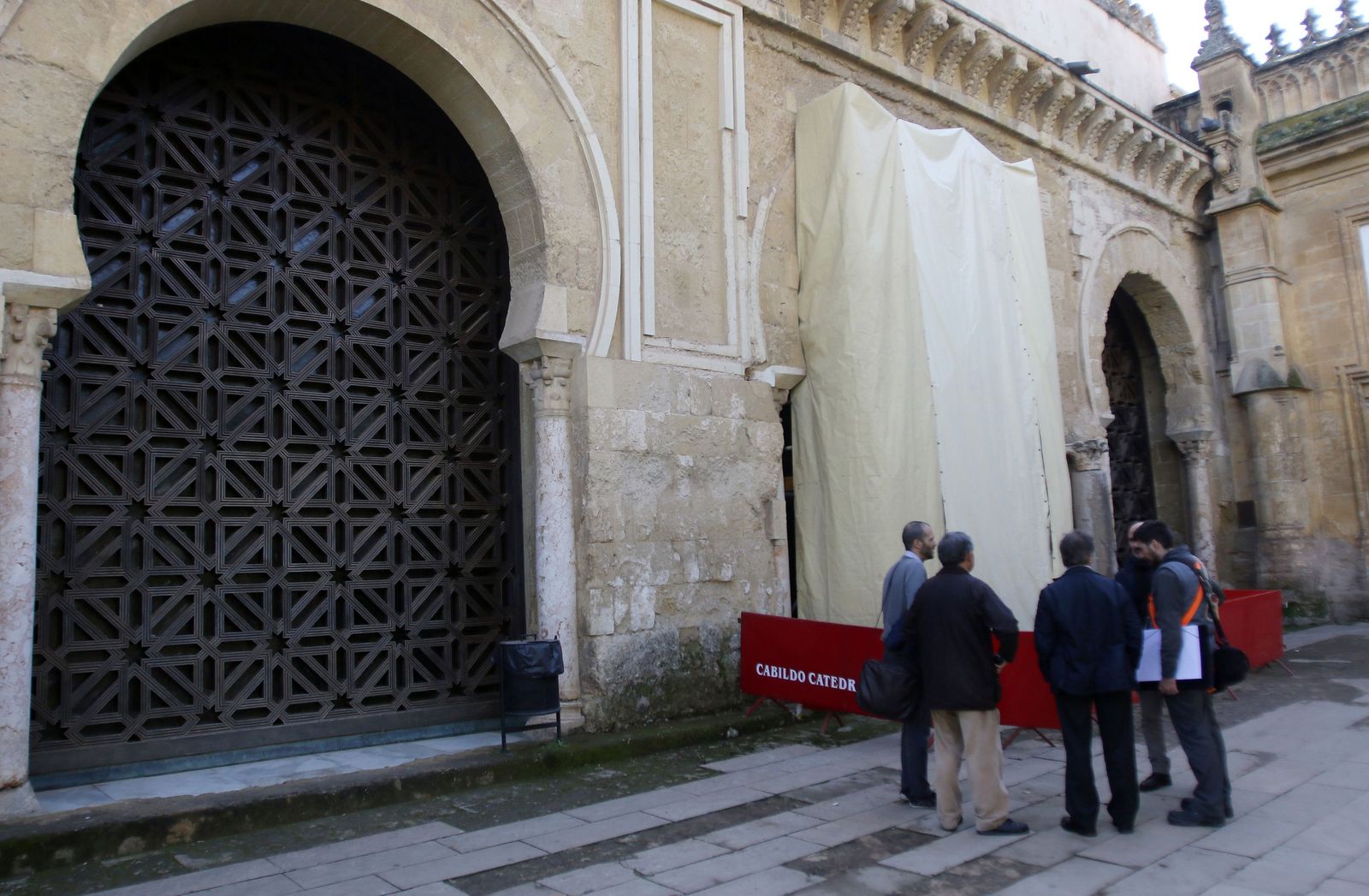 Trabajos de la retirada de la celosía de la segunda puerta de la Mezquita-Catedral.