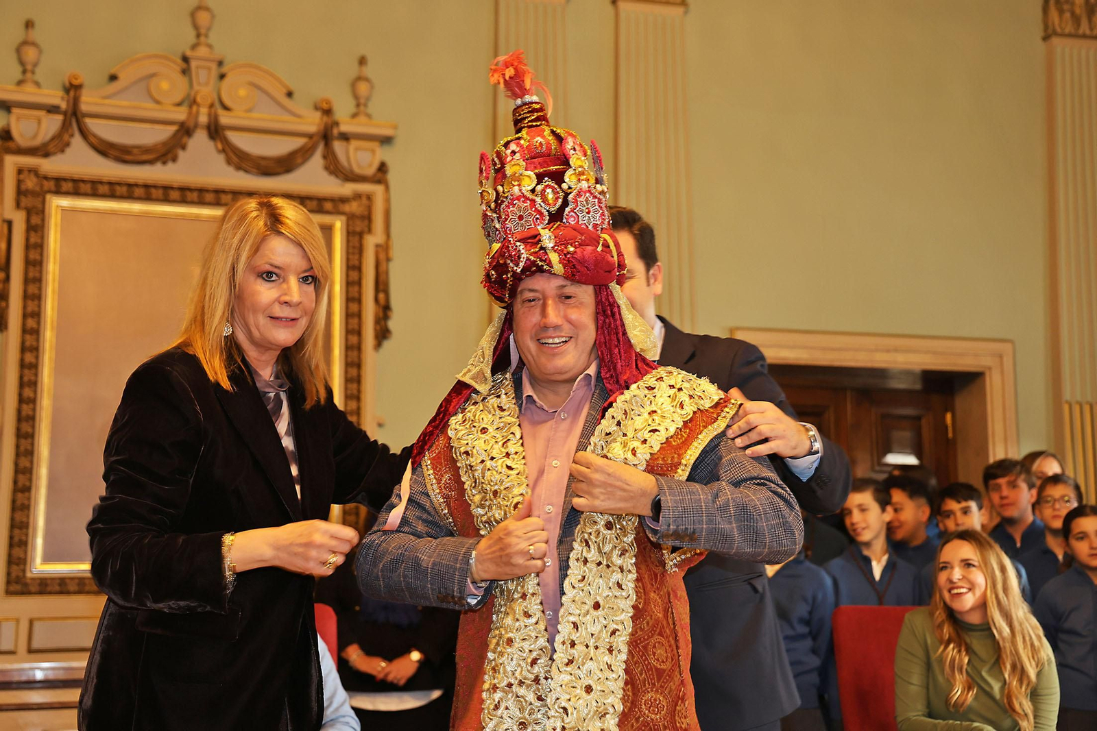 Sus Majestades Los Reyes Magos son coronados en el Ayuntamiento de Huelva