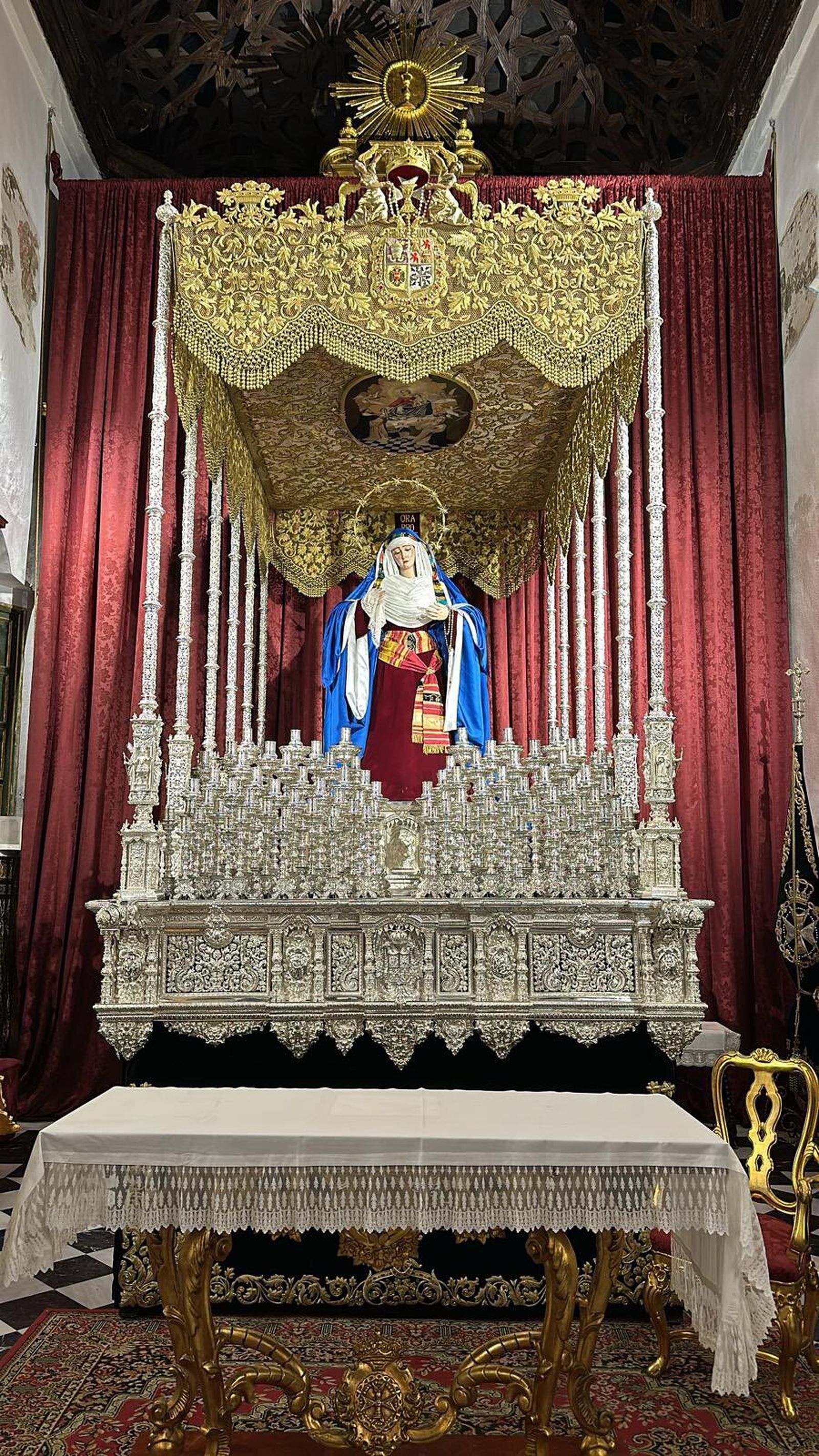 El Rosario de Montesión sobre su palio