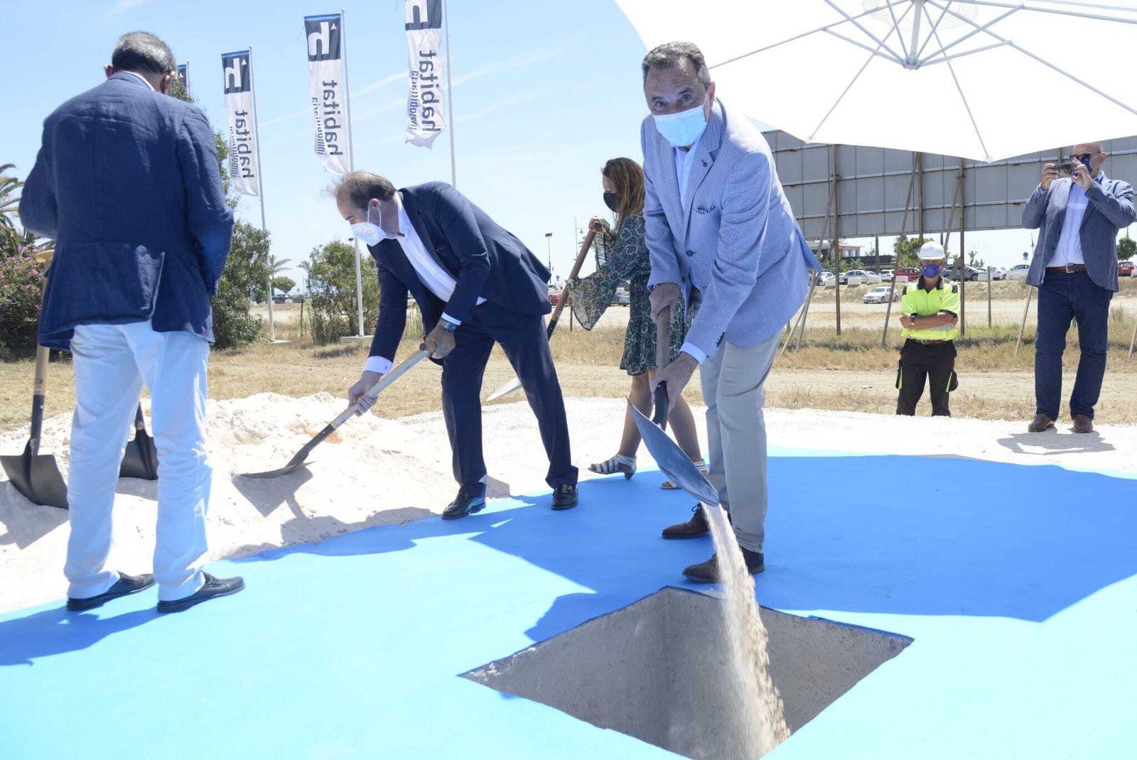 El alcalde de Torremolinos, José Ortiz, en el acto de colocación de la primera piedra de la promoción.