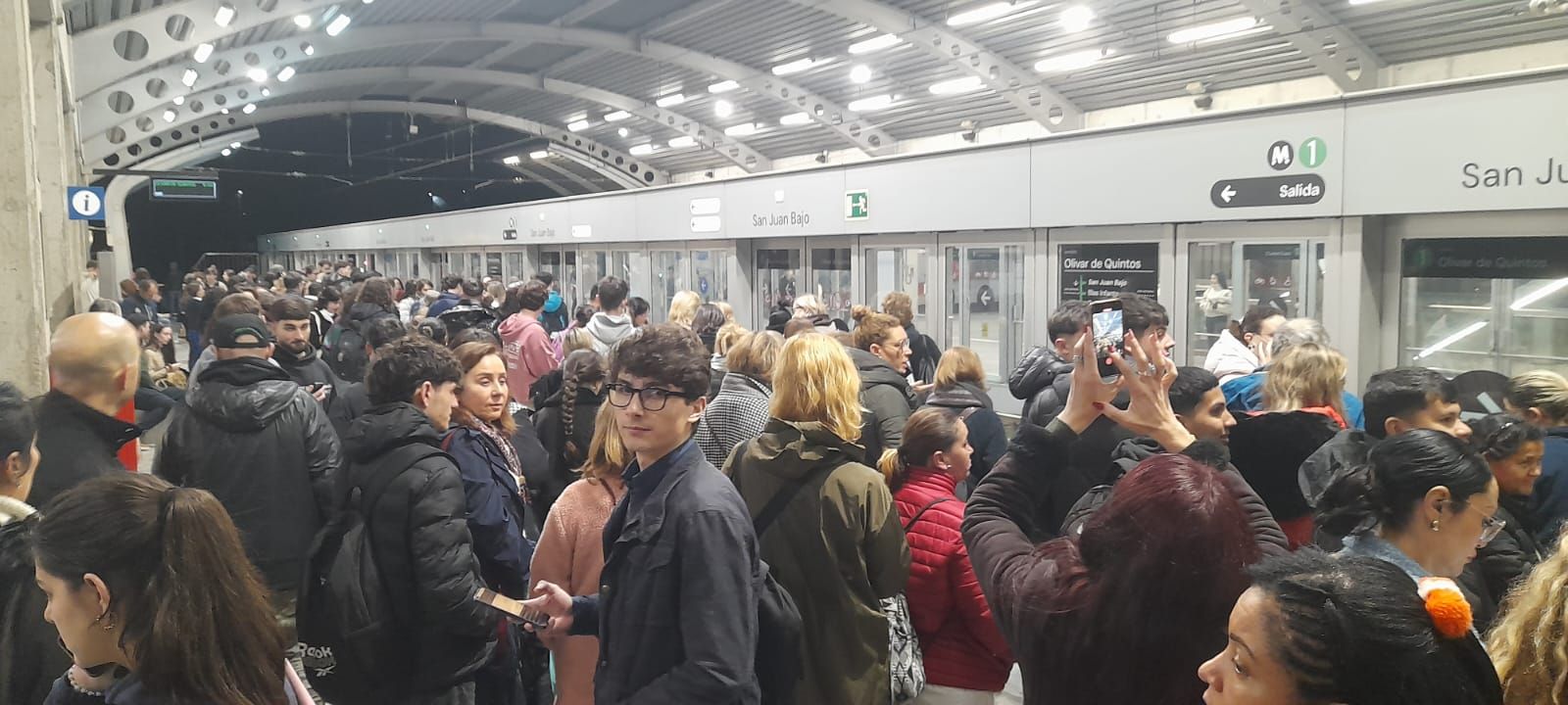 Viajeros desalojados en la estación de San Juan Bajo, este viernes por la noche