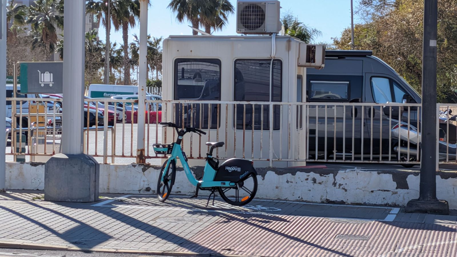 Una bicicleta junto a la estacón de trenes de Almería.