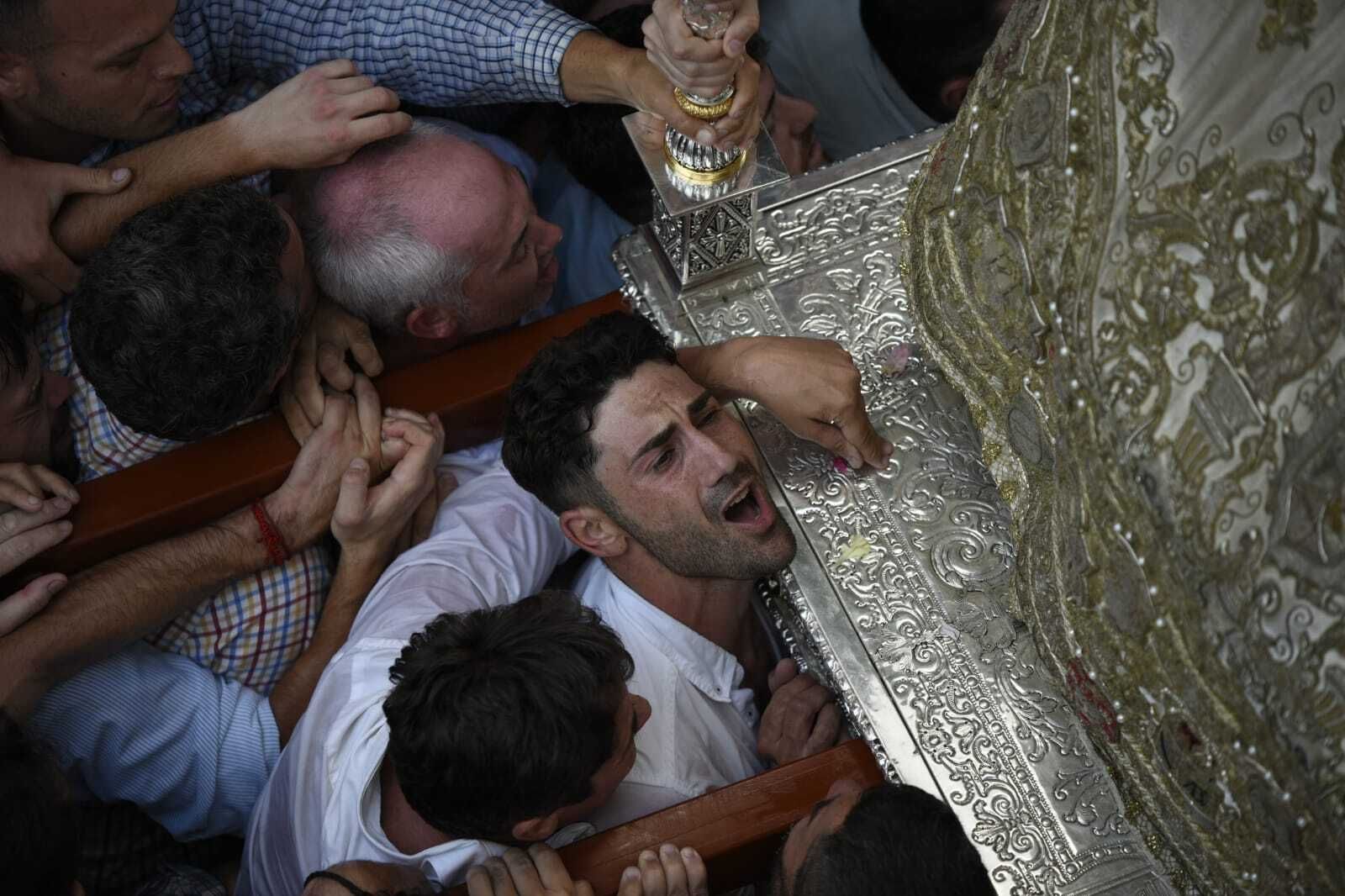 La Virgen del Rocío regresa a la iglesia tras 13 horas de procesión, en imágenes