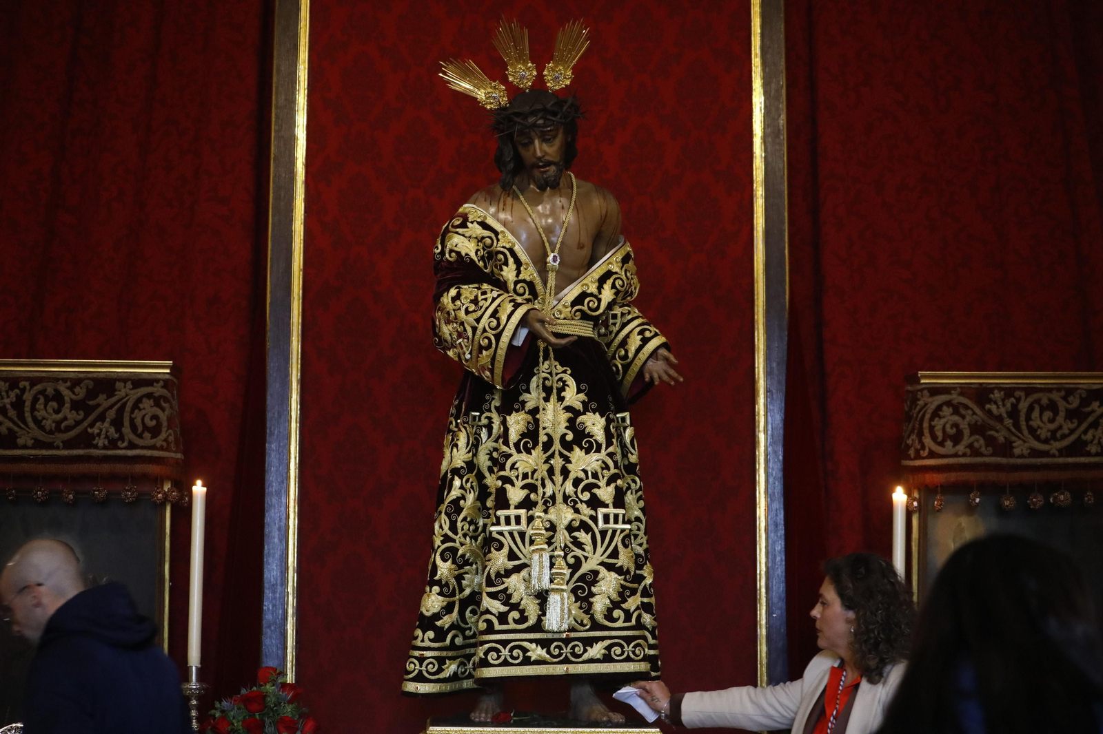 Las mejores imágenes de los besapiés del segundo domingo de Cuaresma en Córdoba