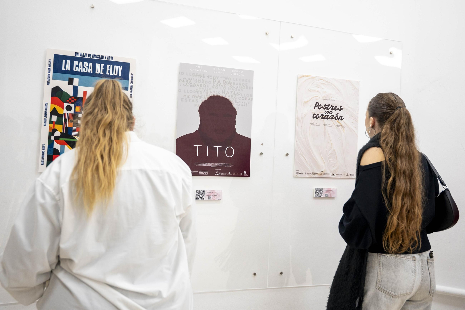 Las imágenes de la exposición "Carteles para un Gallo Pedro"