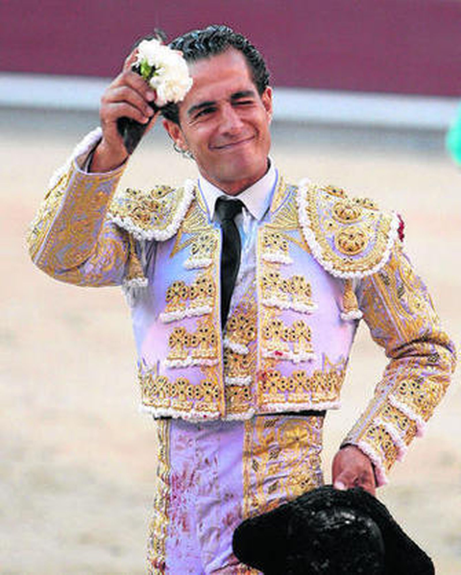 Iván Fandiño, con el último trofeo de la Feria de San Isidro 2011.
