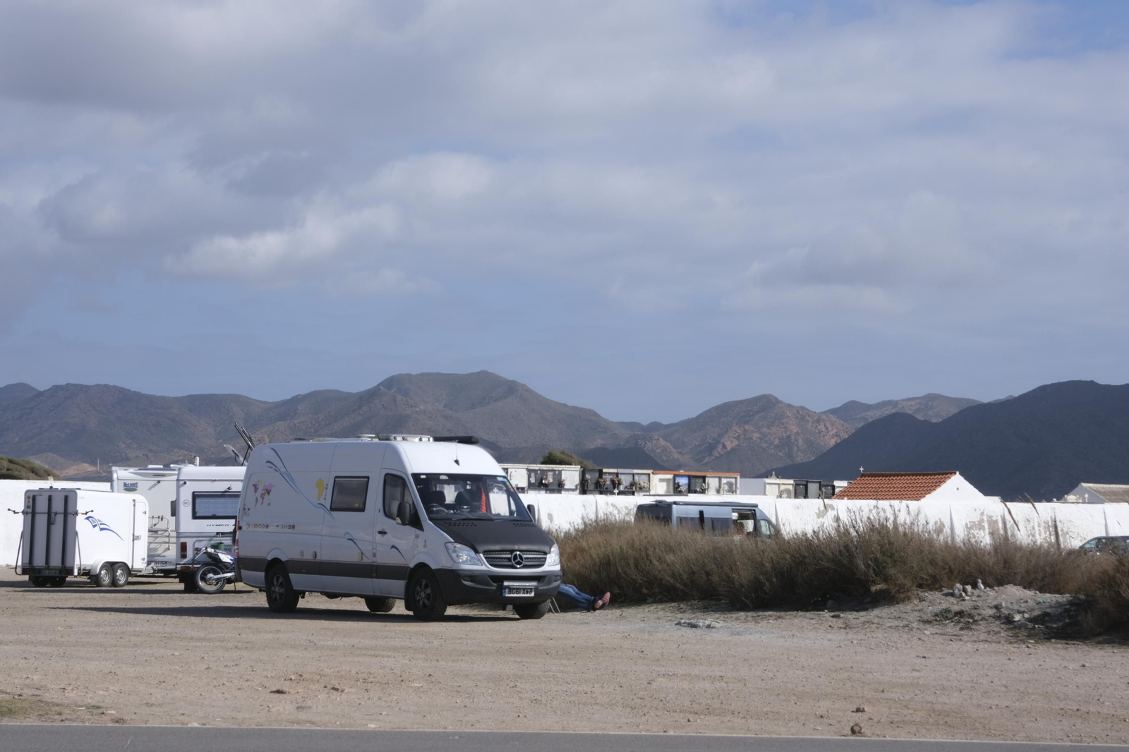 Imágenes de las autocaravanas estacionadas en Cabo de Gata.