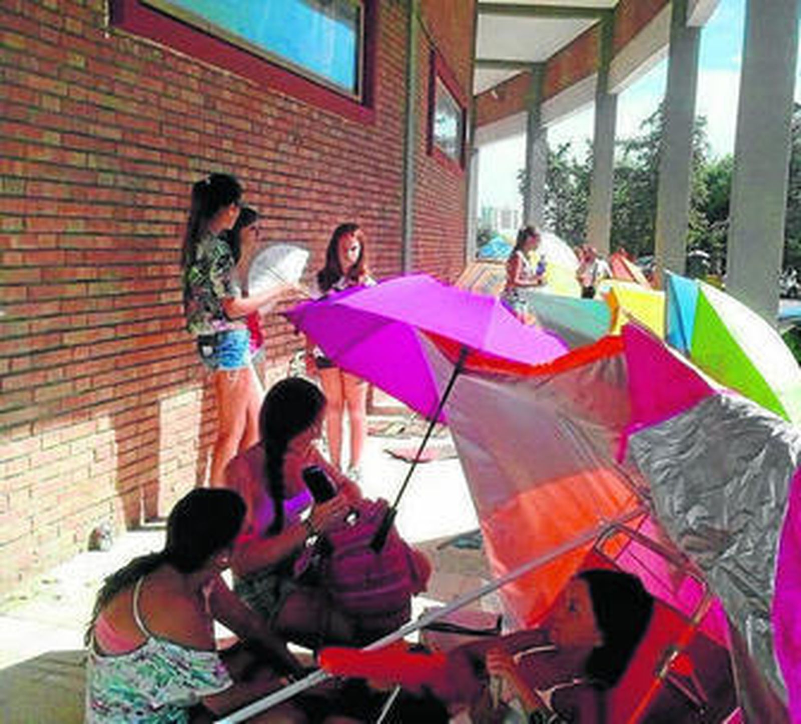 Imagen del concierto de los sevillanos Gemeliers, ayer en la plaza de toros de Algeciras.