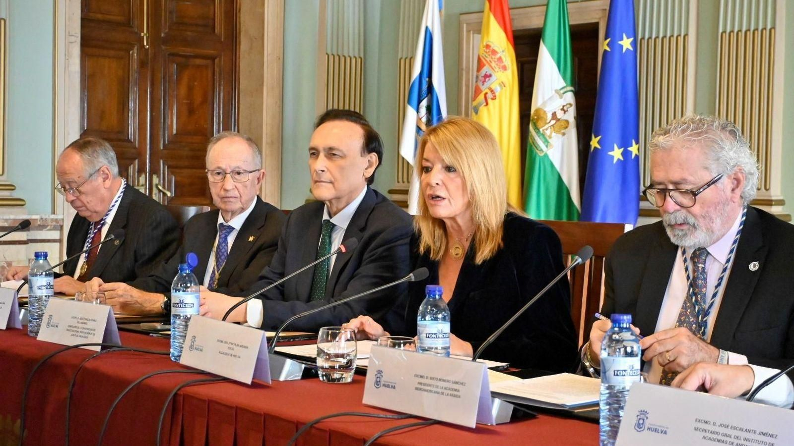 Pilar Miranda junto al consejero de Universidades.