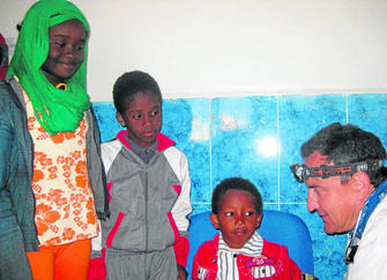 El otorrino Antonio Caravaca pasa consulta a los niños saharauis.