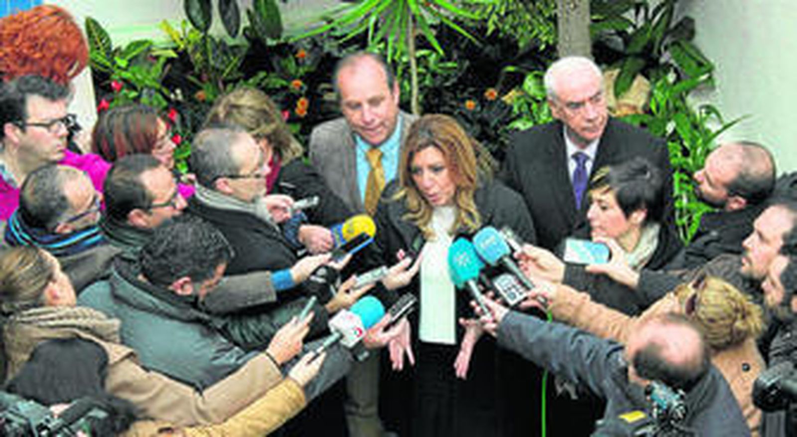 Susana Díaz atiende ayer a los periodistas en su visita al municipio cordobés de Villafranca.