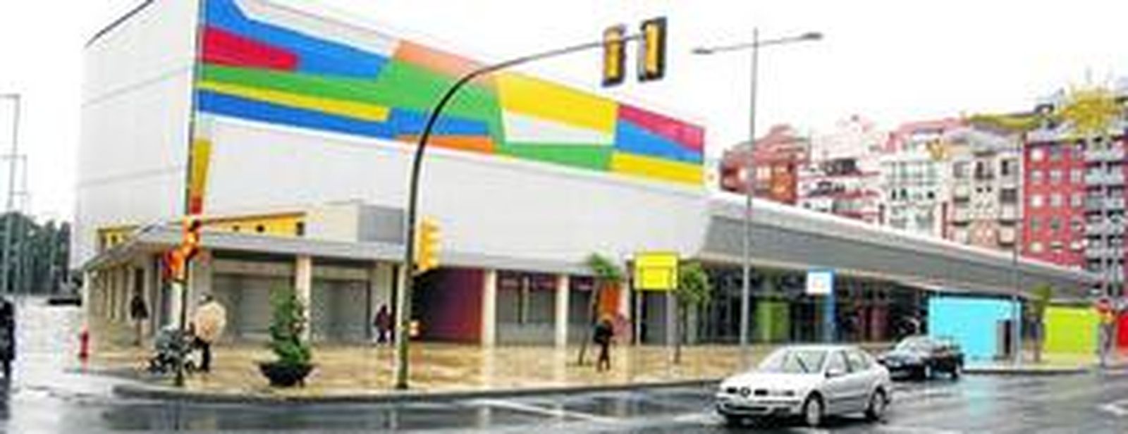 Los puestos se están rematando y se está haciendo una limpieza del edificio.