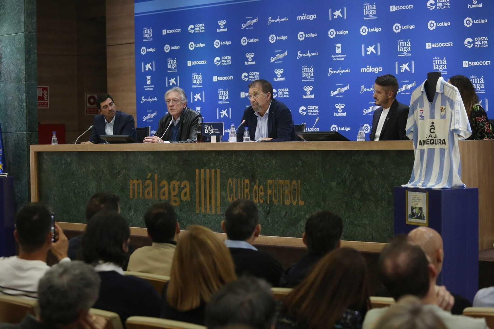 La presentación de "El niño que soñó con pisar La Rosaleda"