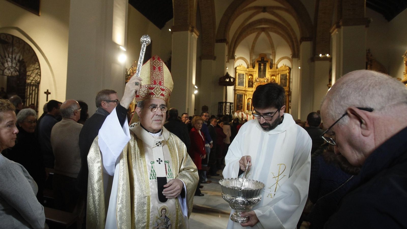 El arzobispo bendice la iglesia de Santa Catalina