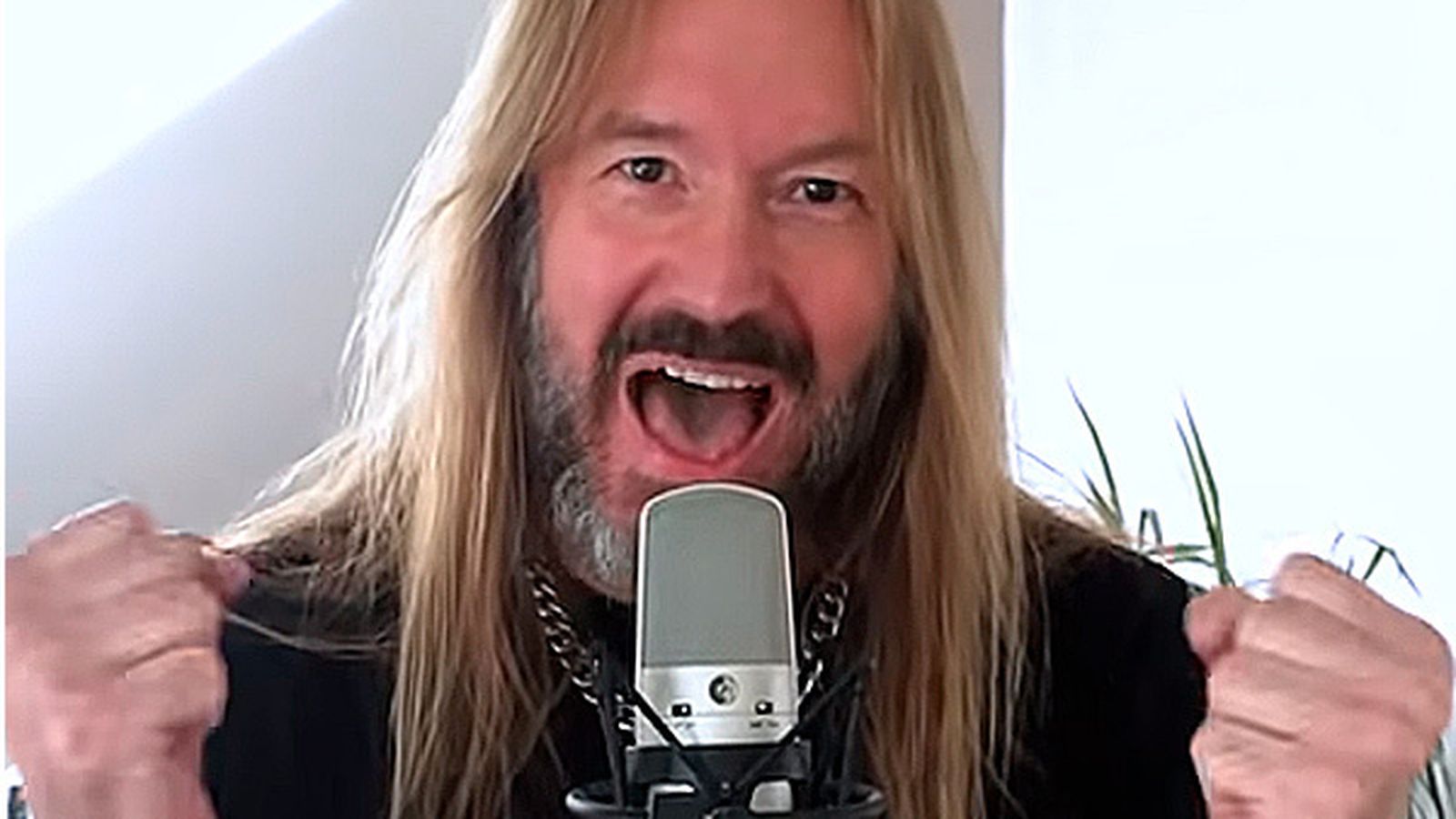 Joacim Cans, del grupo Hammerfall, en su intervención en el tema.