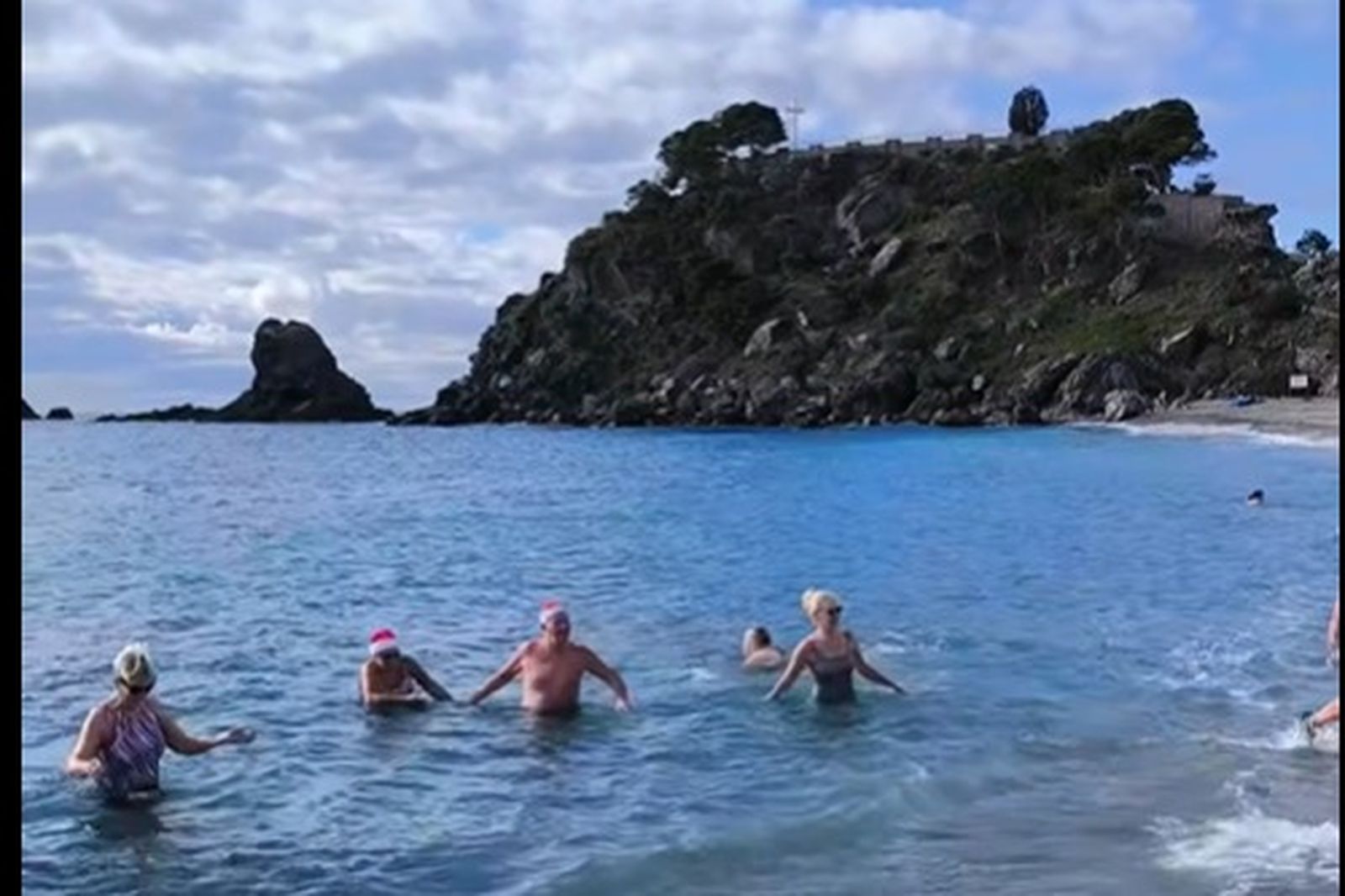 Turistas nórdicos dándose un baño en la playa de Almuñécar
