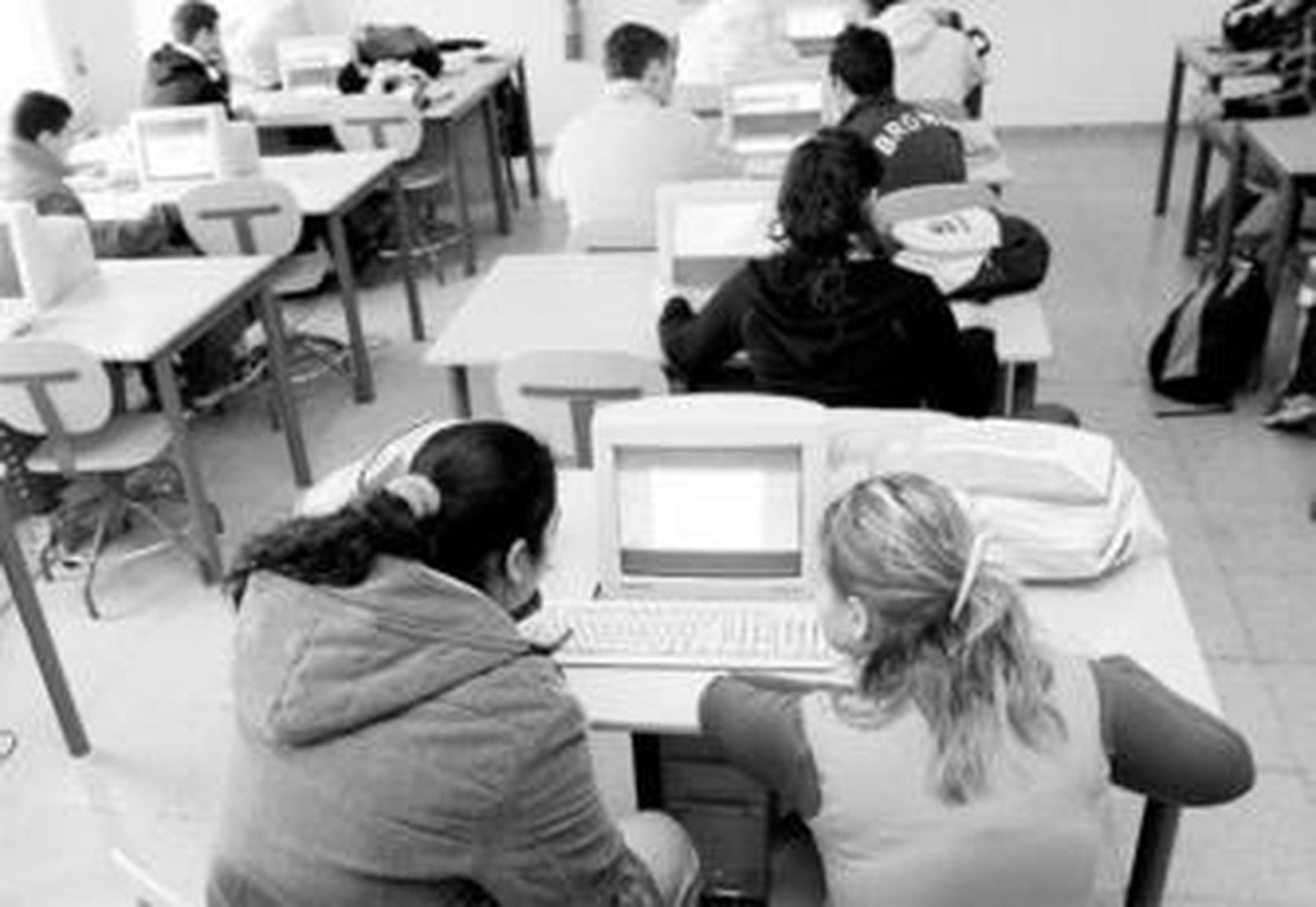Un grupo de alumnos del Instituto Averroes siguen una clase con ordenador.