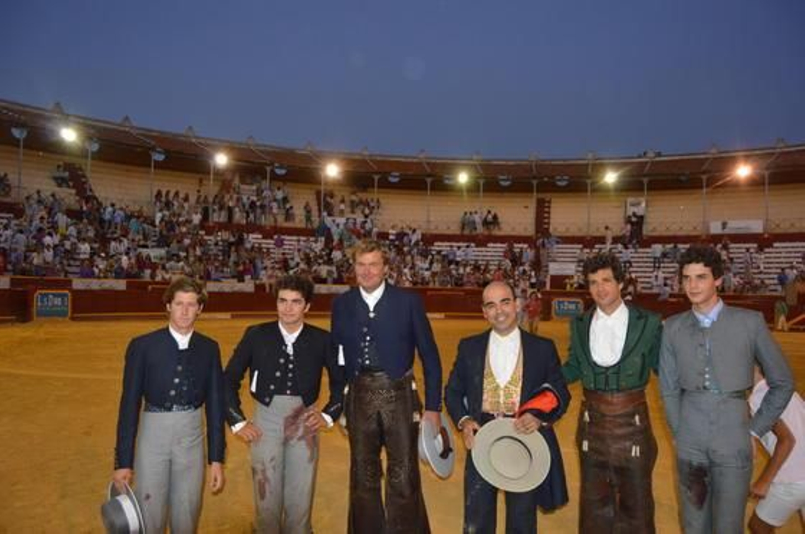 Juan Toscano, Santiago Domecq, Fermín Bohórquez, Cayetano Ortega, Luis Valdenebro y Curro Núñez, tras finalizar la corrida benéfica en la plaza de toros de Sanlúcar de Barrameda.  Foto: Ignacio Casas de Ciria
