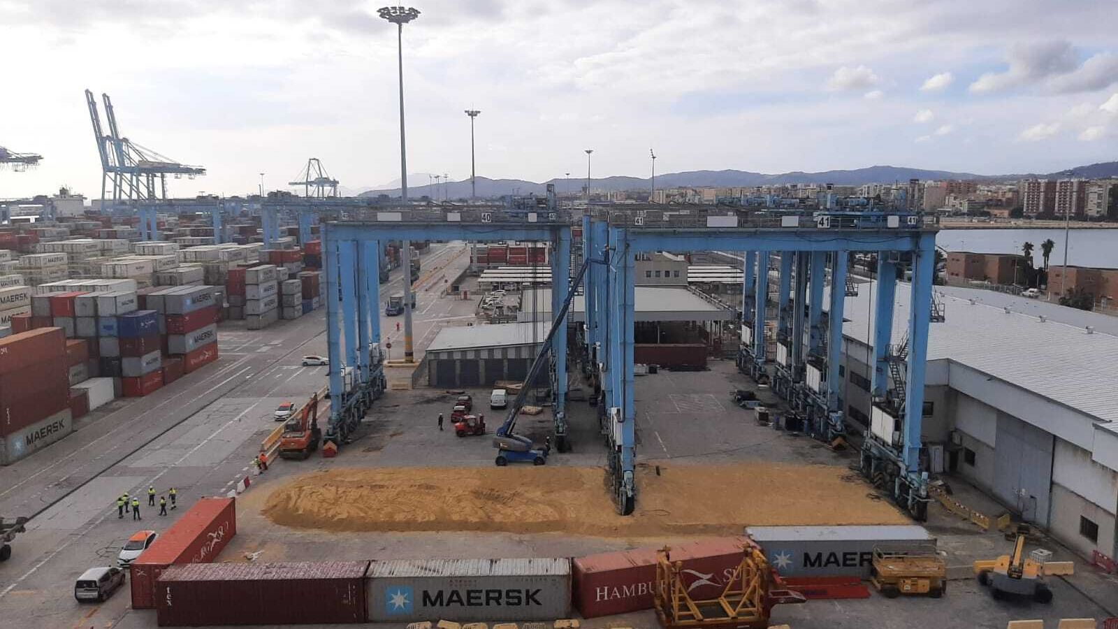 Tareas de desmantelamiento de las antiguas grúas de patio de APM Terminals Algeciras.