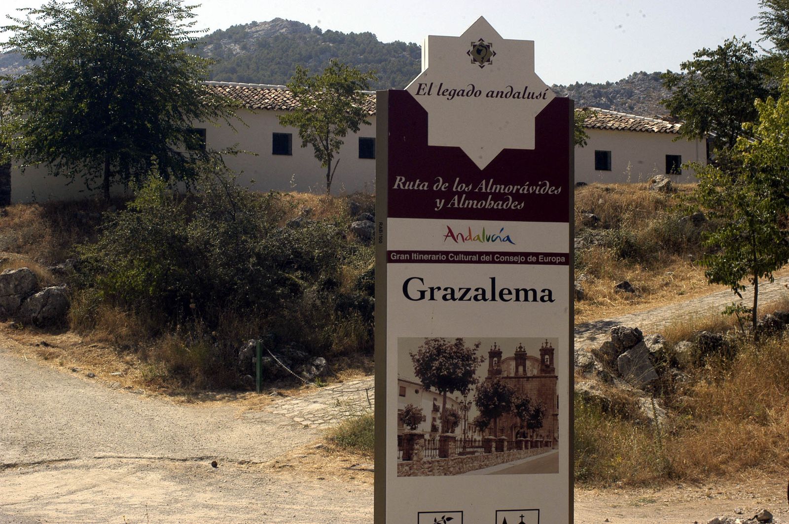 El diputado andaluz conversa con simpatizantes y afiliados.