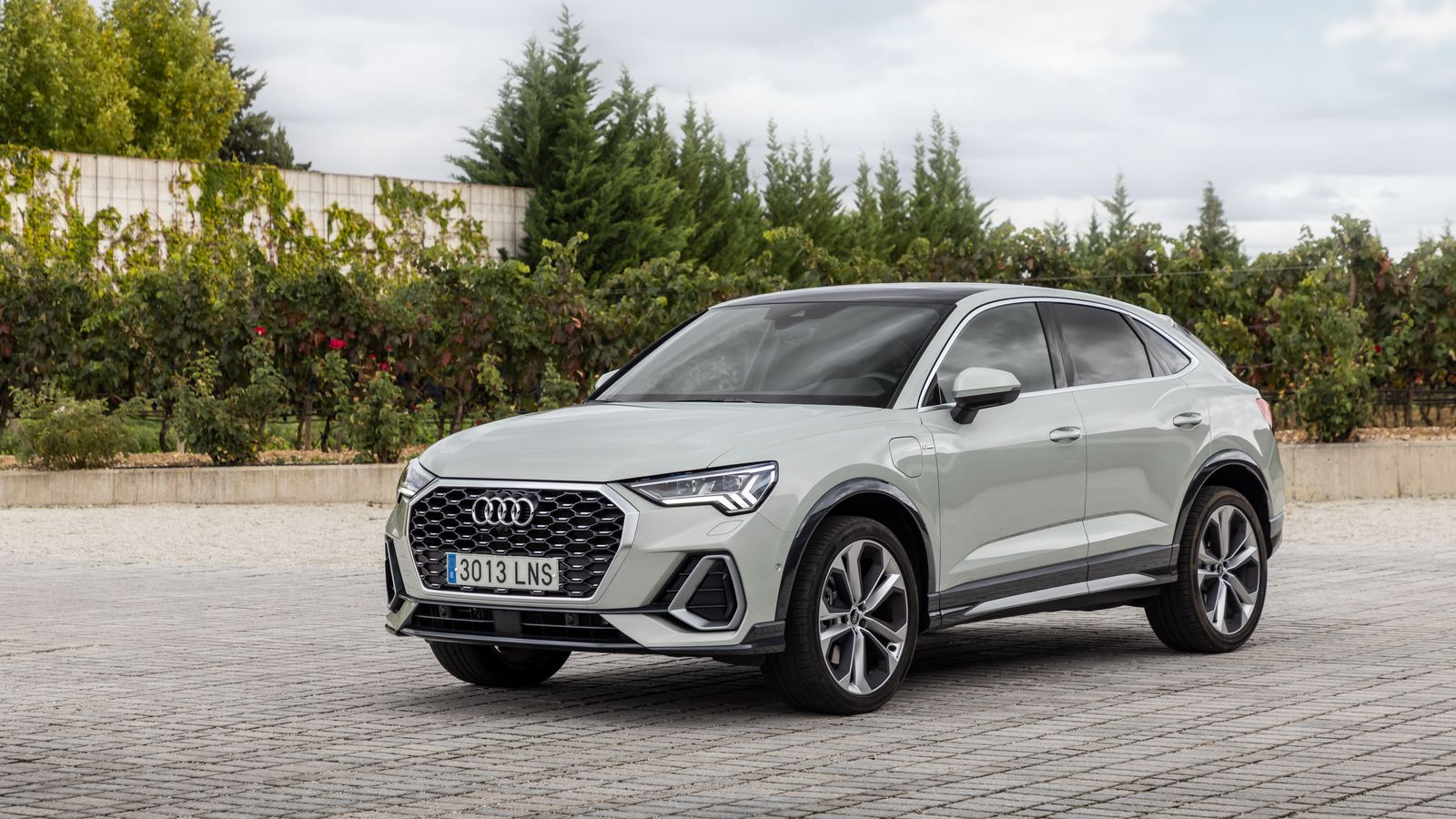 La de los Q3 TFSIe Sportback es la combinación de moda: SUV con silueta de coupé y sistema de propulsión híbrido enchufable. Desde 47.700 euros.