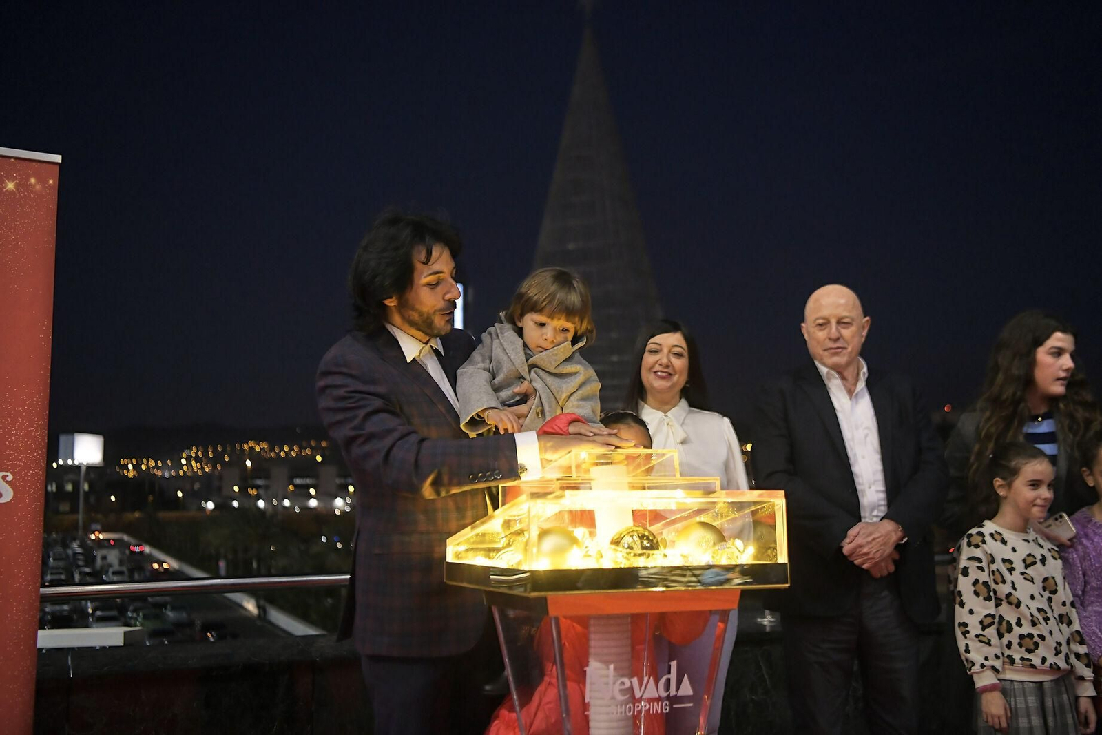 Fotos: así se ha iluminado el árbol de Navidad del Nevada en Granada, el más alto de España