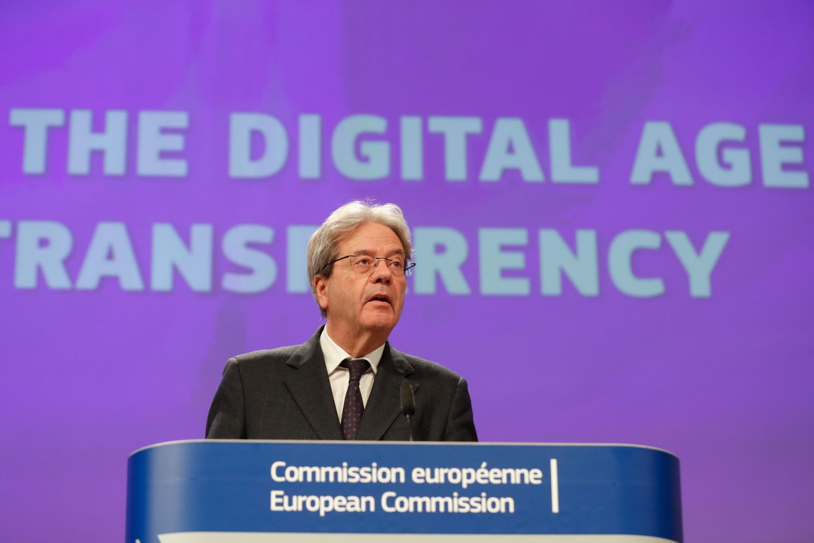 Paolo Gentilioni da una rueda de prensa sobre el DAC8 en Bruselas.