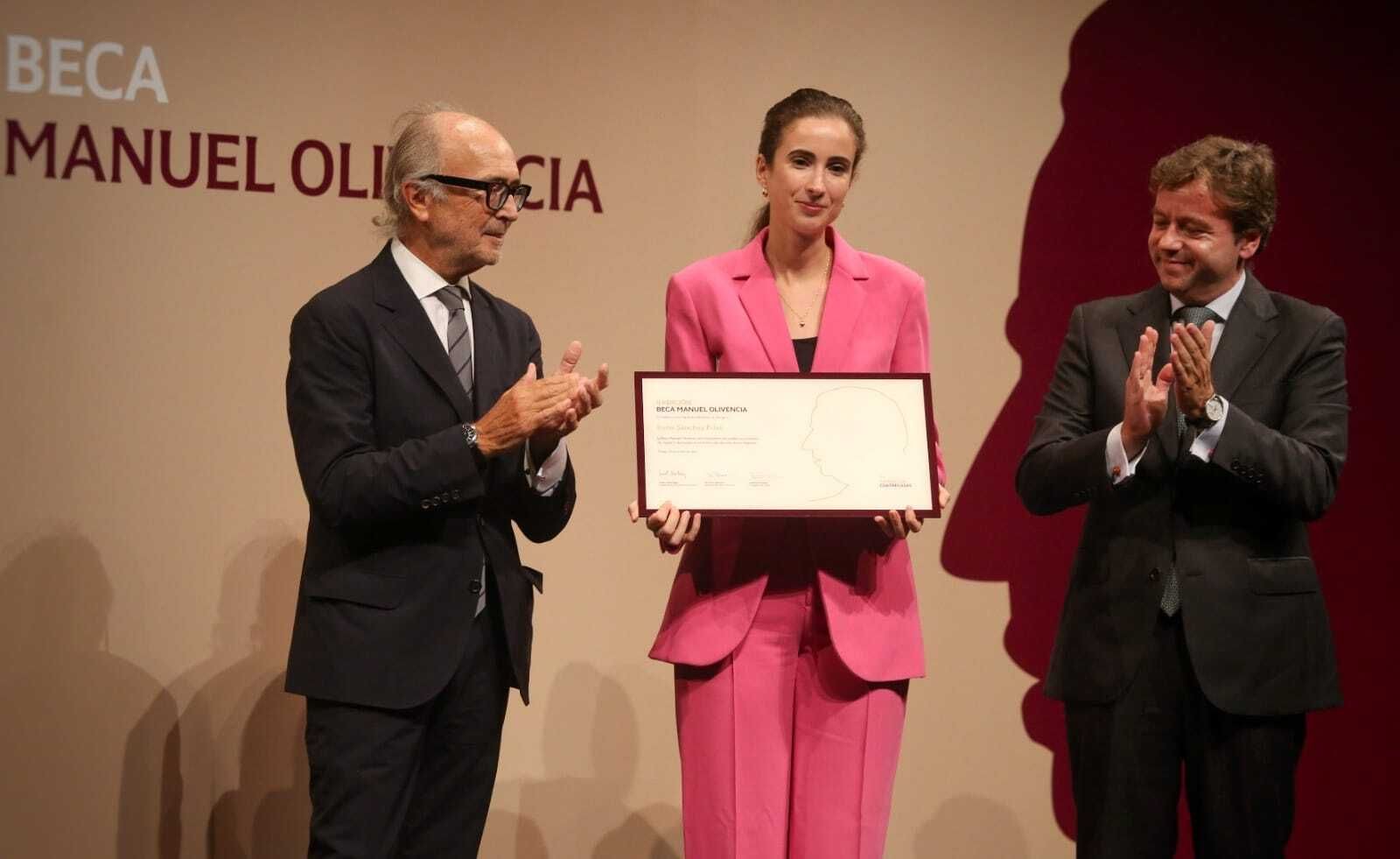 Irene Sánchez recibe el premio, este jueves.