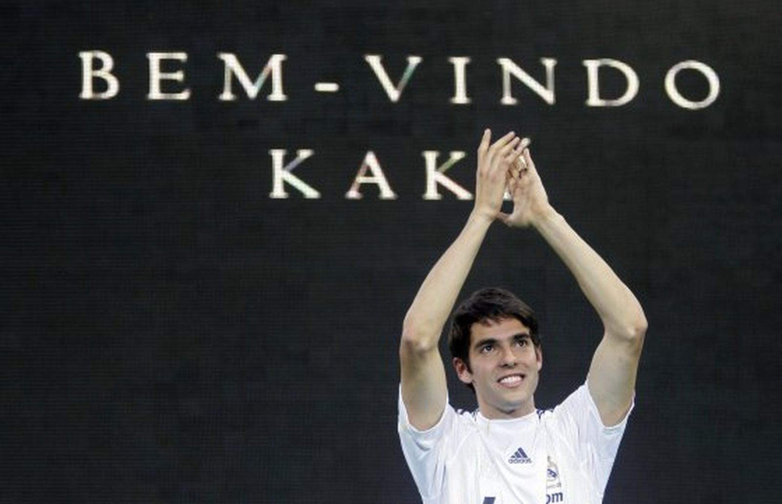 Un cartel en el que se puede leer "Bienvenido Kaká" en portugués.