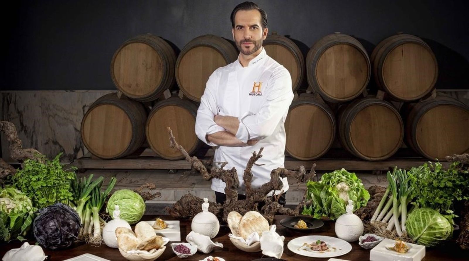 El chef Mario Sandoval, entre botas de vino y buen género andaluz.