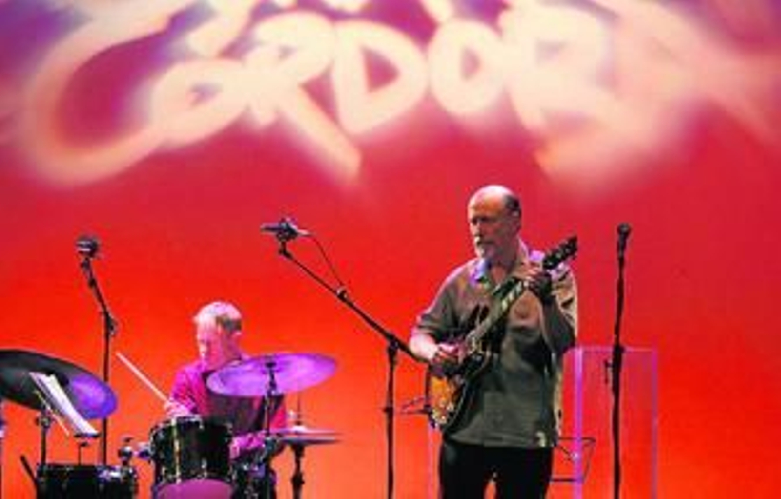 John Scofield, con Bill Stewart detrás. John Scofield, con Bill Stewart detrás.