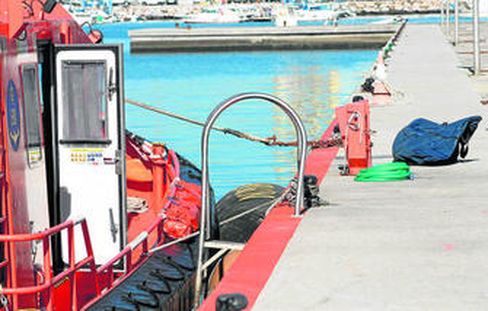 Una imagen del cuerpo del pescador, en el muelle del puerto del Saladillo, ayer.