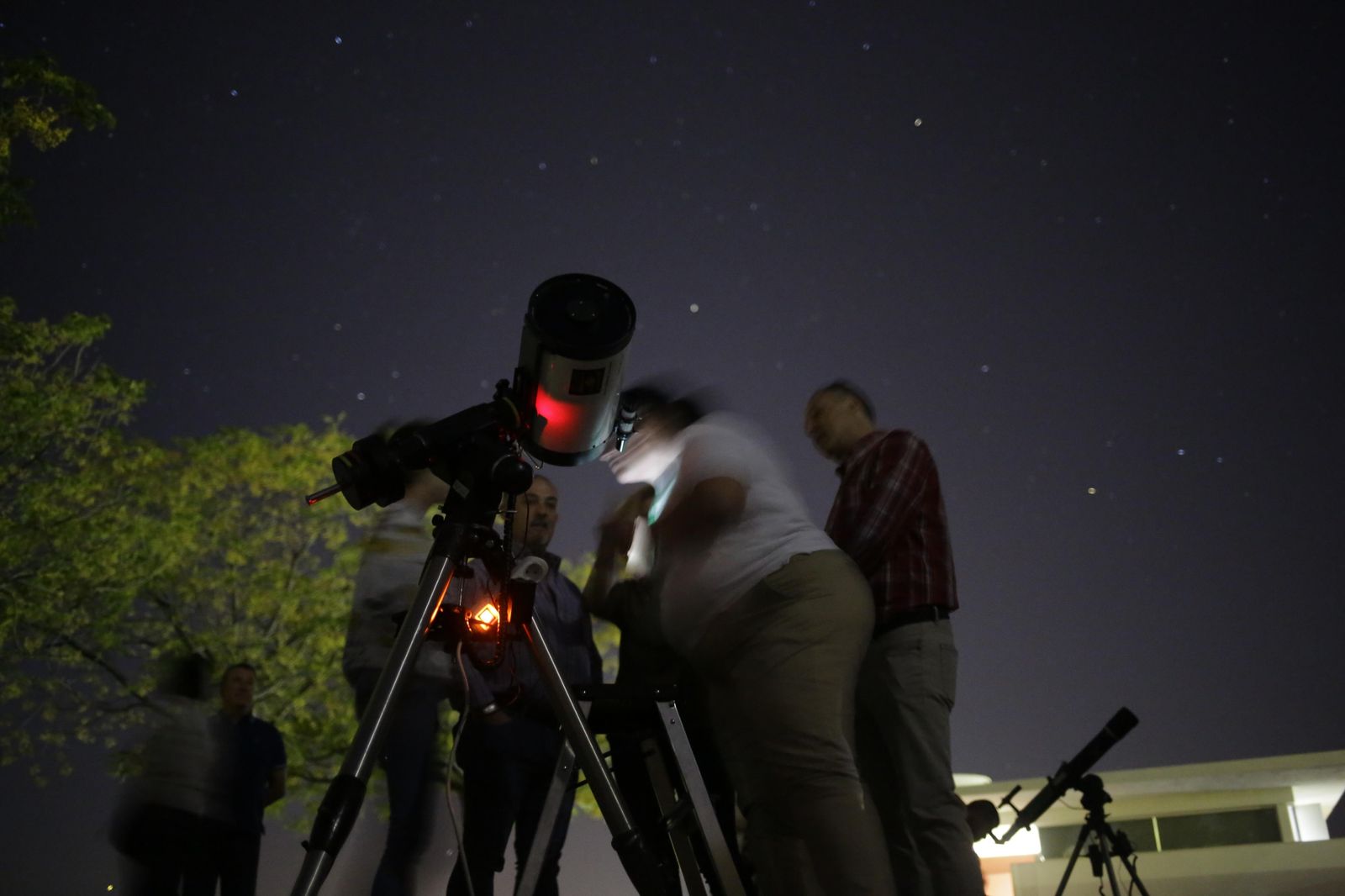 Observación desde varios de los telescopios situados junto al centro de recepción.