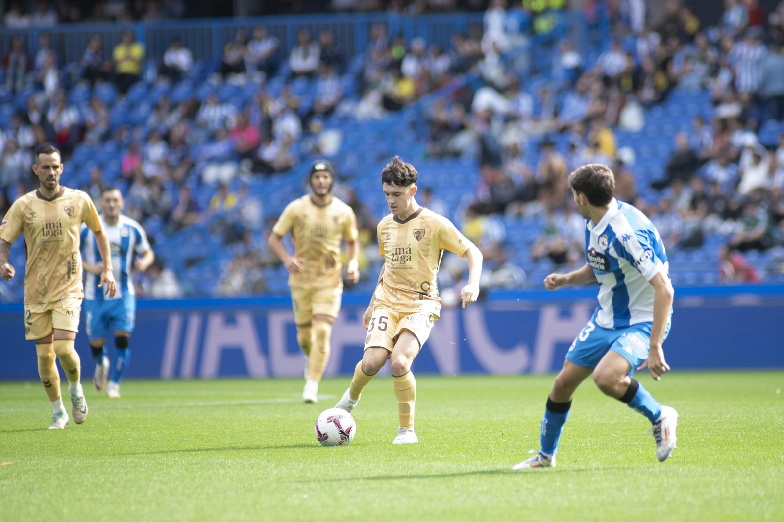 Aaron Ochoa da un pase.
