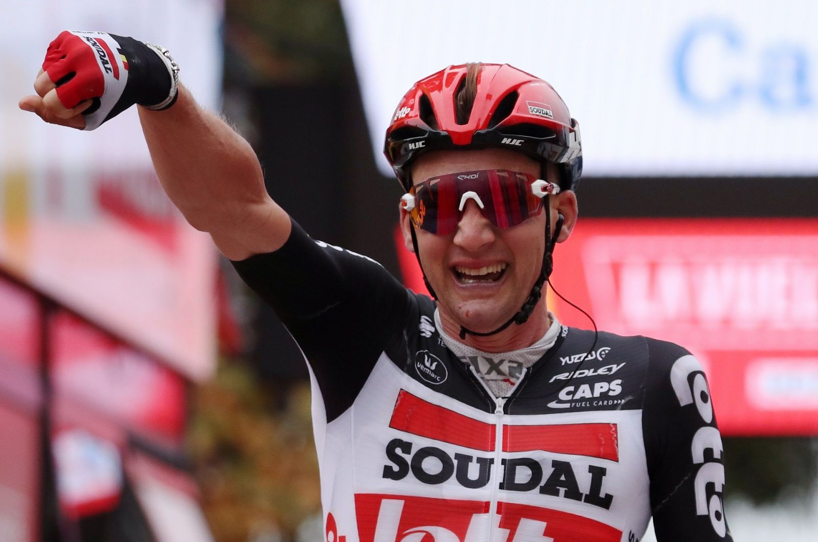 El belga del Lotto Tim Wellens celebra su victoria en el sprint de la fuga en la llegada a Orense.