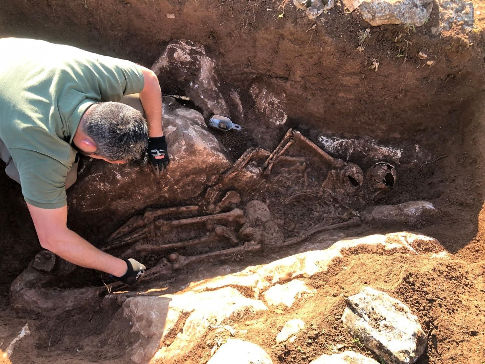 Imagen de una intervención en una fosa en el término de Benaocaz.