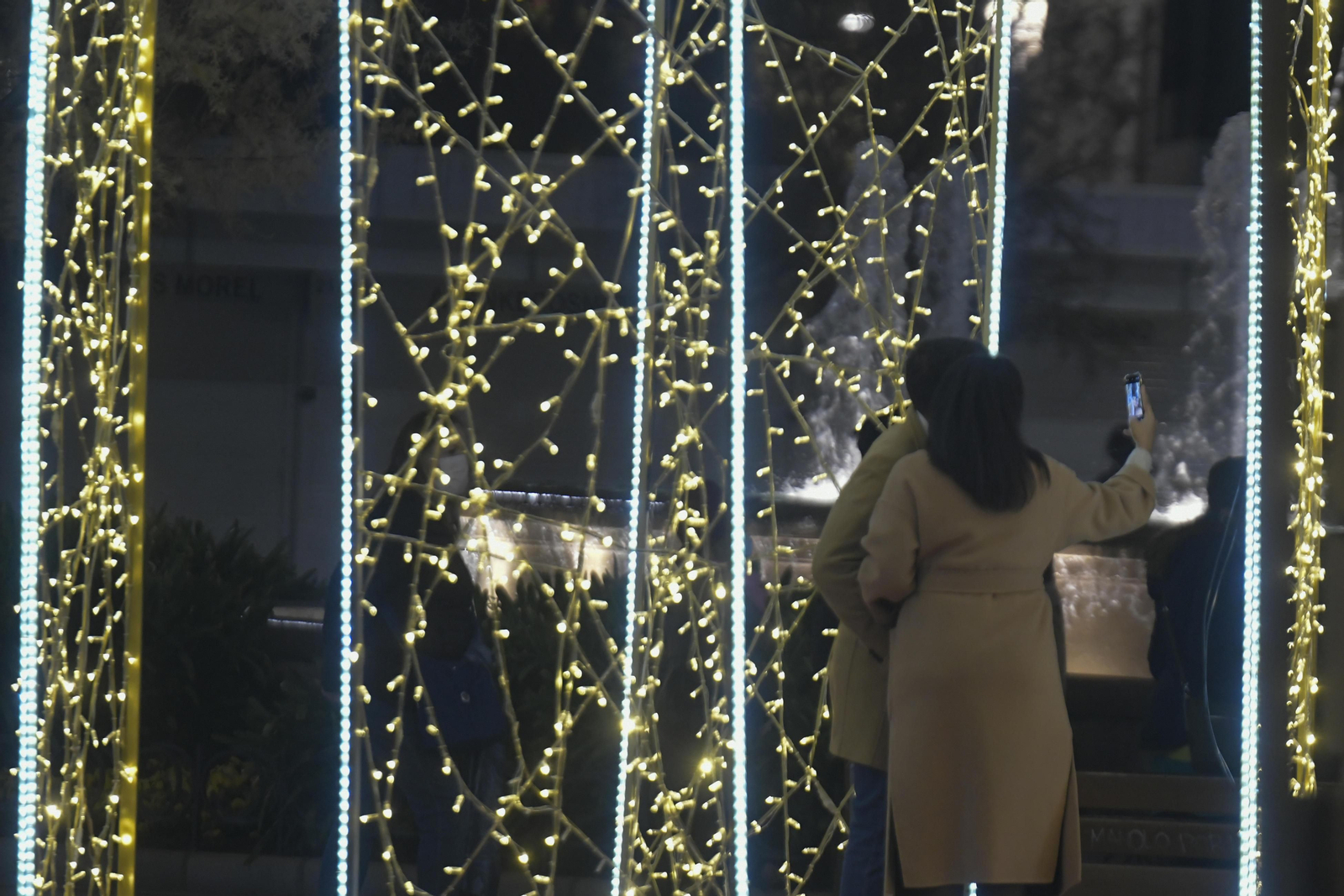 Así fue la Nochevieja 2021 en Granada, en imágenes: uvas en una Plaza del Carmen vallada y ambiente de fiesta en la calle