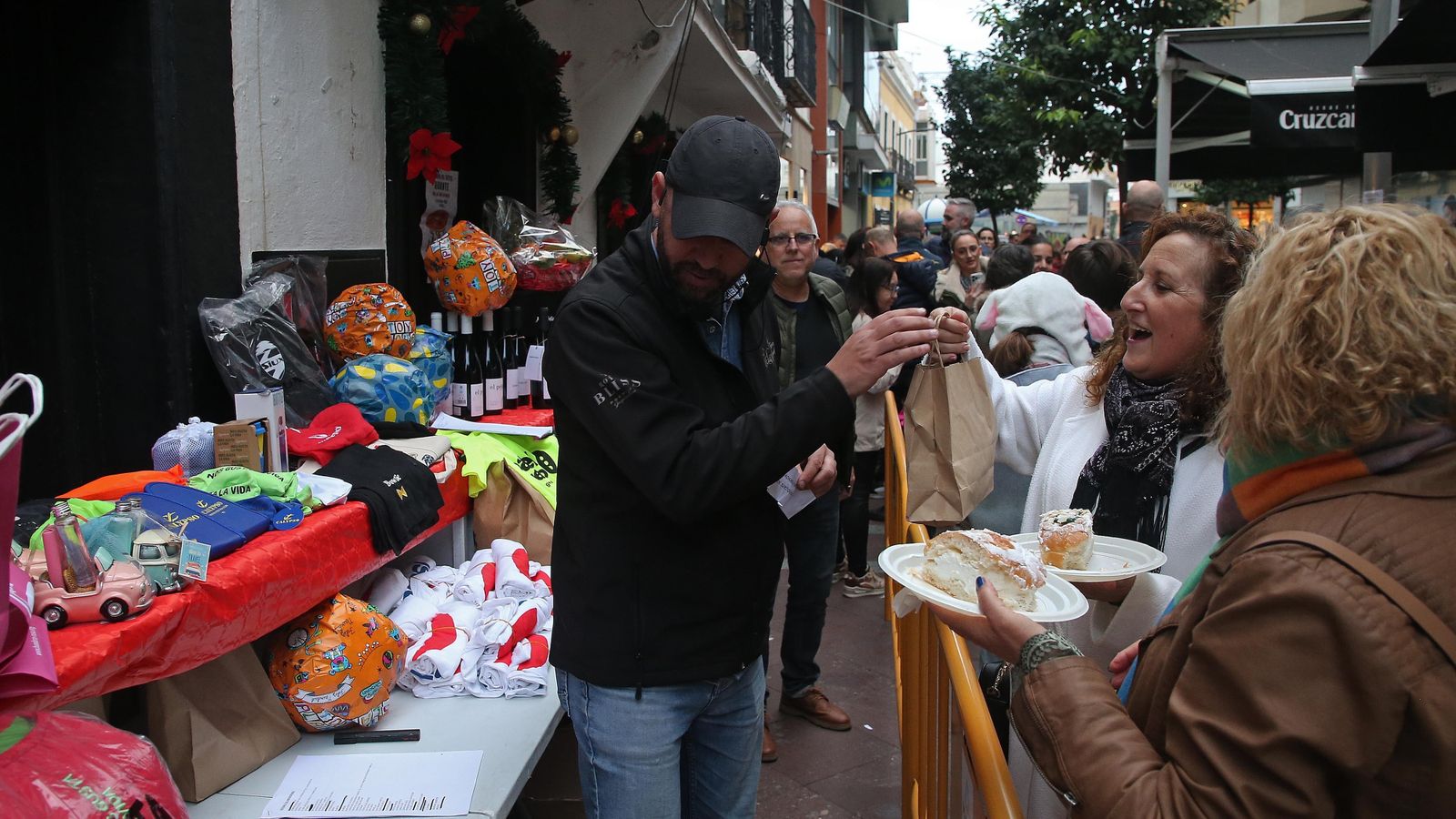 Fotos del II Roscón de Reyes gigante en Algeciras