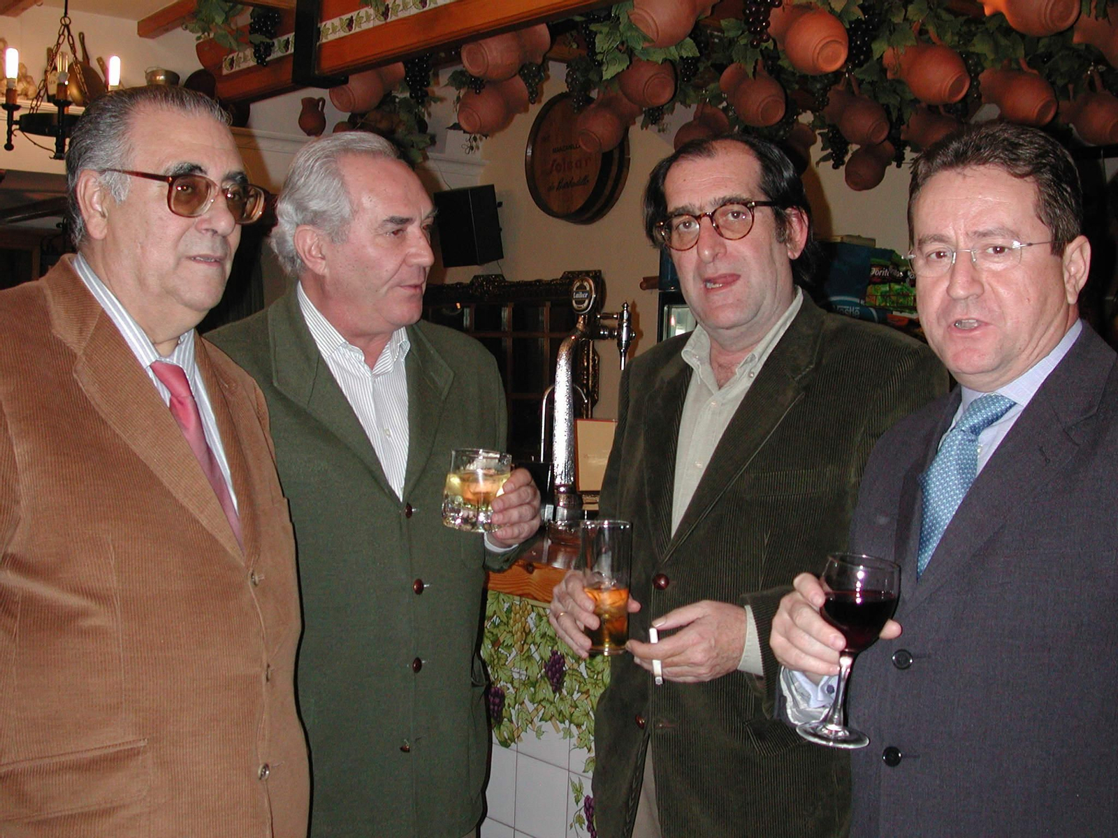 Vicente Parra, segundo por la derecha, con Cipriano Díaz y junto al jefe taurino de EFE Juan Miguel Núñez